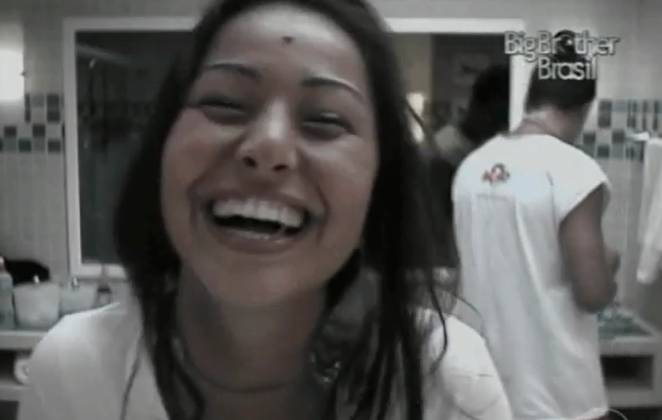 Sabrina em uma crise de riso no BBB3