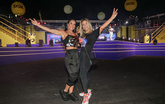 Scheila Carvalho e Carla Perez fizeram questão de posar juntas