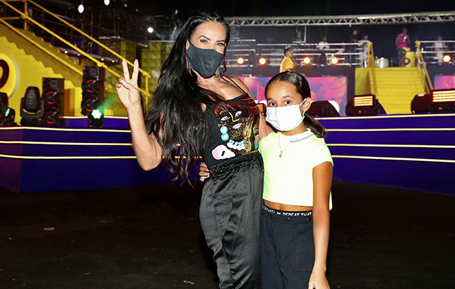 Scheila Carvalho curtiu o show acompanhada da filha Giulia, de dez anos