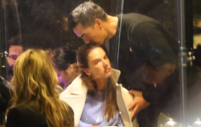 Alessandra Ambrósio com o novo namorado em restaurante