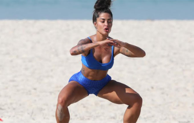 A musa realizou diversas reflexões na praia