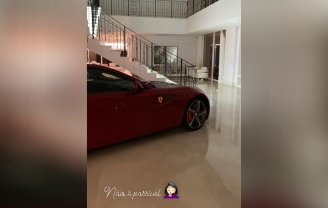 Andressa Suita mostra Ferrari de Gusttavo Lima na sala