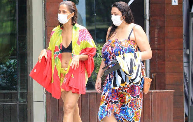 Camila exibiu um look praiano colorido e estiloso