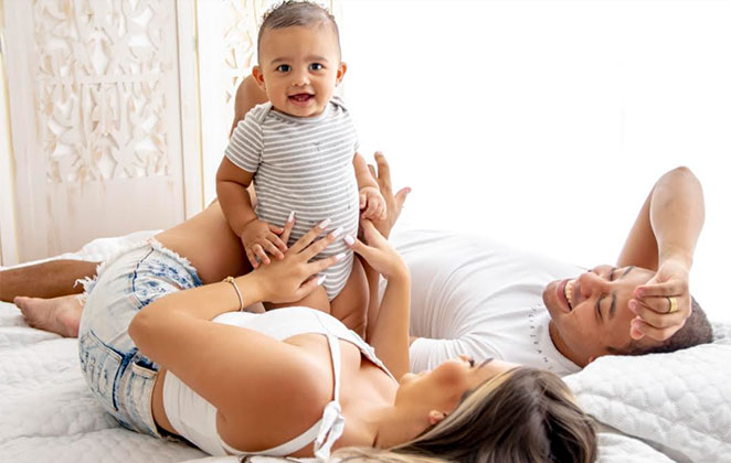 O clã está radiante com o primeiro ano do fofo Tom