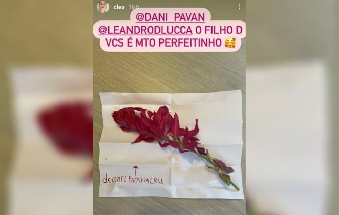 Cleo ganha presente do filho do namorado e se derrete