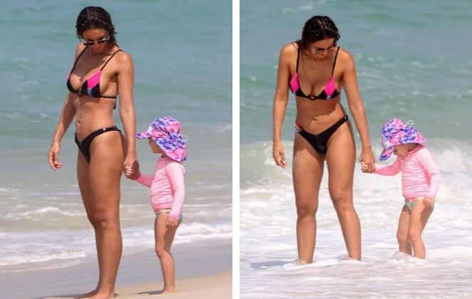 Débora Nascimento com a filha, Bella, na Praia da Reserva, no Rio de Janeiro