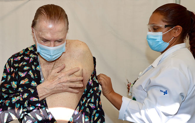 Silvio Santos recebe a segunda dose de imunizante contra o coronavírus