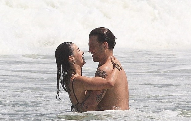 O casal estava em clima de romance na praia