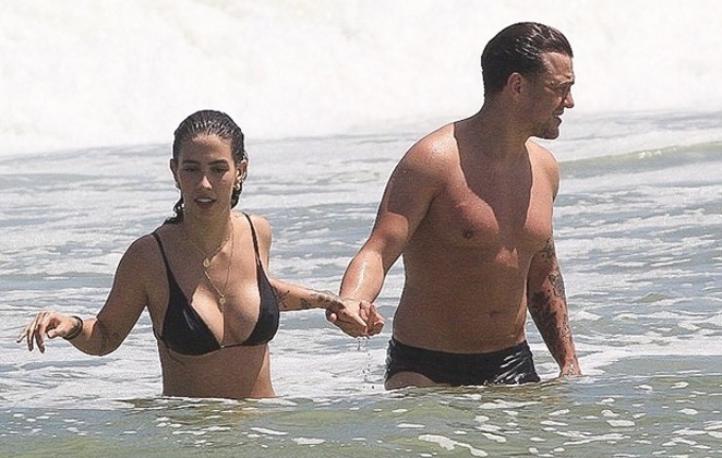 O casal curtiu o dia na praia