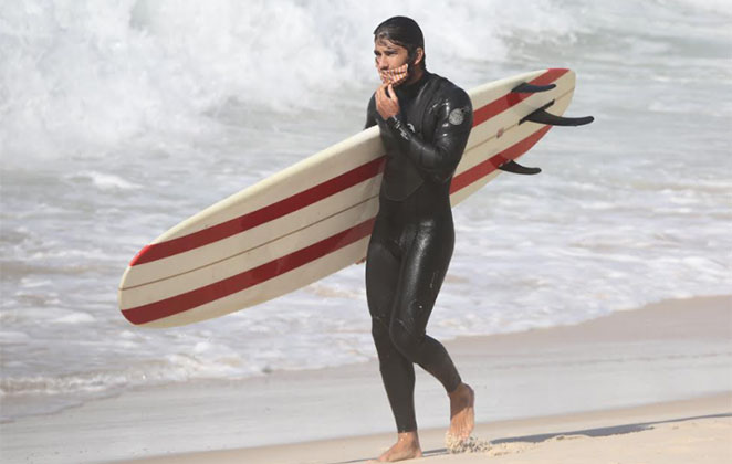 O surfista saiu satisfeito com as ondas que pegou 