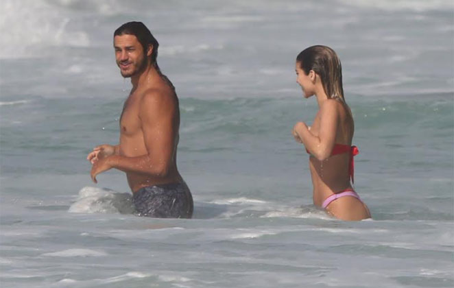 Os pombinhos aproveitaram o dia ensolarado para namorar