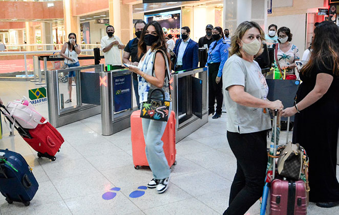 Isis Valverde é fotografada em aeroporto do Rio de Janeiro