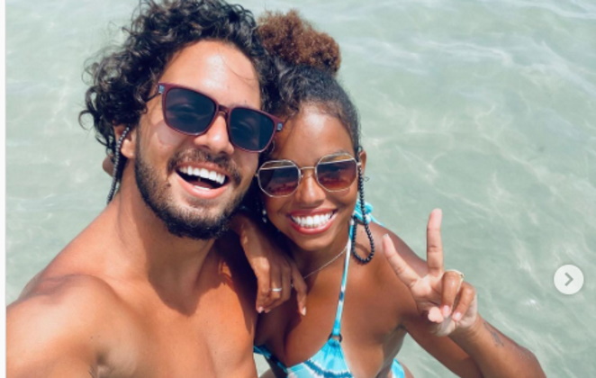 Jennifer Nascimento e o marido em dia de praia