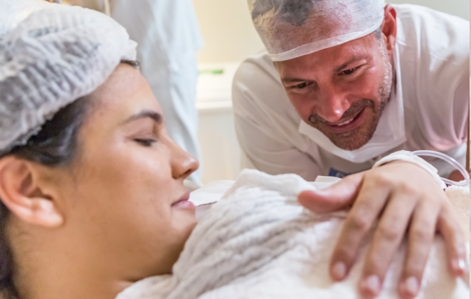 Kyra e Malvino Salvador com Ryan na maternidade