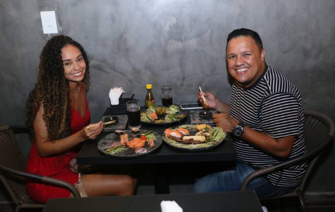 Leandro e Layssa prestigiam inauguração do restaurante Japonês 