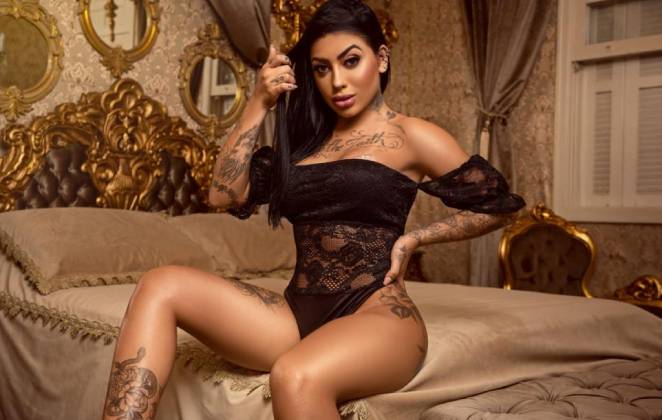 Mirella esbanja beleza com body