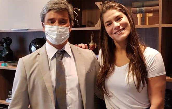 Dr. Fernando Macedo posa com a atriz Priscila Fantin