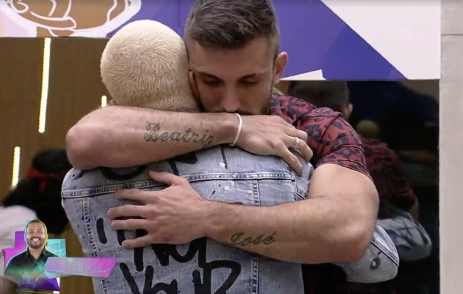 Projota sendo abraçado por Arthur