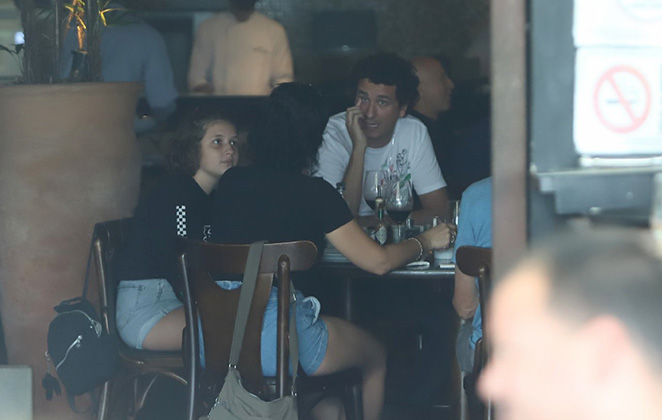 Rafael Portugal em um restaurante no shopping Village Mall