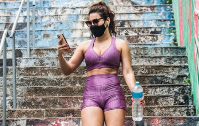 Raissa Barbosa não desgrudou do celular