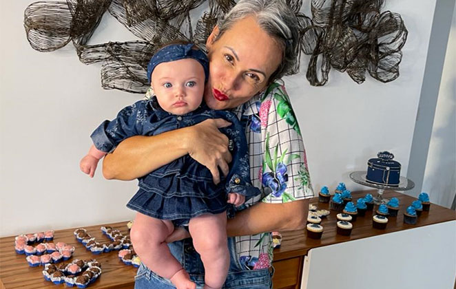 Recebendo o carinho da vovó Faa Morena