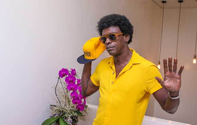 Seu JOrge faz pose exibindo o novo tom dos seus cabelos