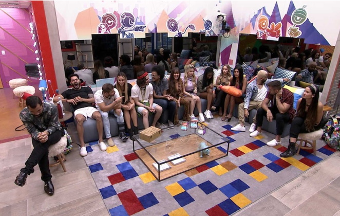 Todos na sala esperando por Tiago Leifert