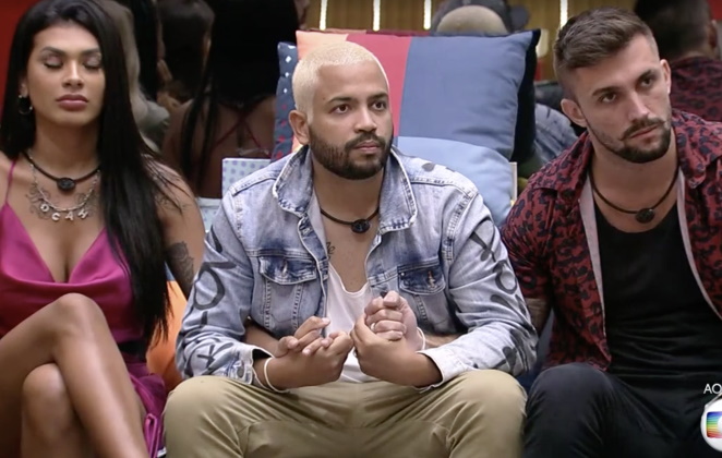 Pocah, Projota e Arthur sentados no sofá