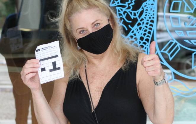Vera Fischer posando com carteirinha de vacinação