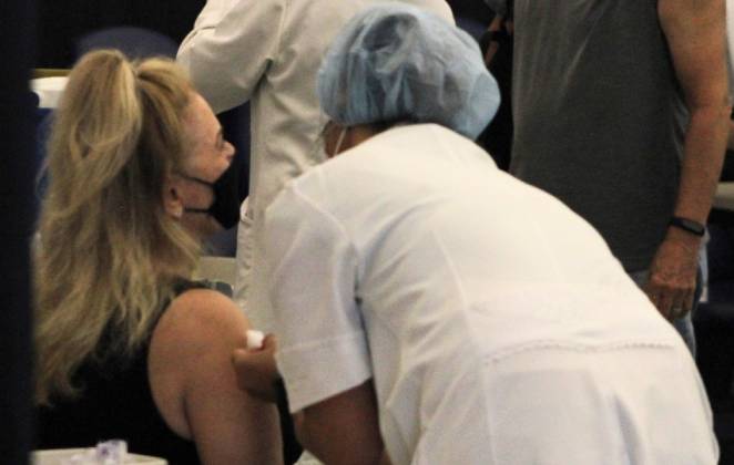 Vera Fischer recebeu primeira dose de vacina contra a covid-19