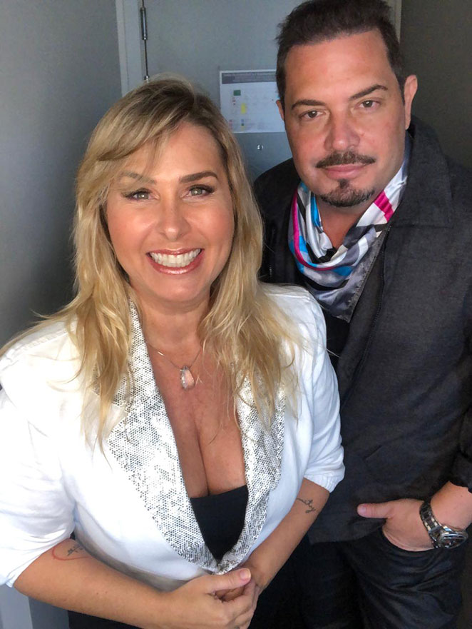 Andréa Sorvetão e Conrado com os looks que usaram na gravação