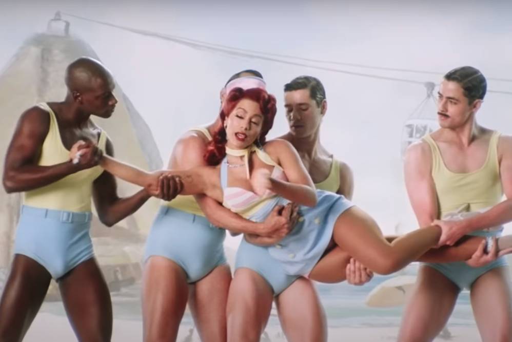 Chegou a ser carregada em uma dança bastante envolvente