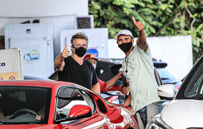 Simpático, o diretor conversou com frentistas e acenou para o fotógrafo ao lado de um fã