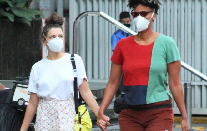 Bruna Linzmeyer e namorada caminhando de mãos dadas pela Zona Sul do Rio de Janeiro