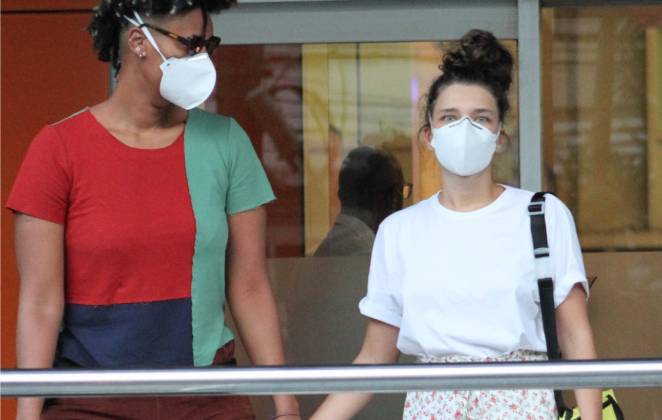 Bruna Linzmeyer com a namorada no Rio