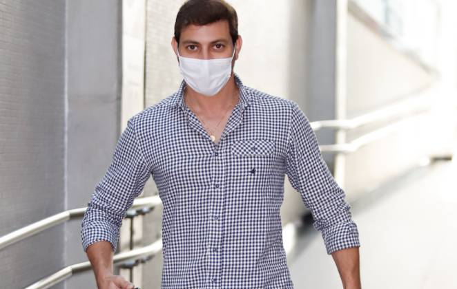 Caio Afiune posou para fotógrafo no aeroporto