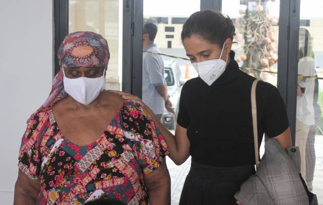 Camila Pitanga levando a mãe para vacinar
