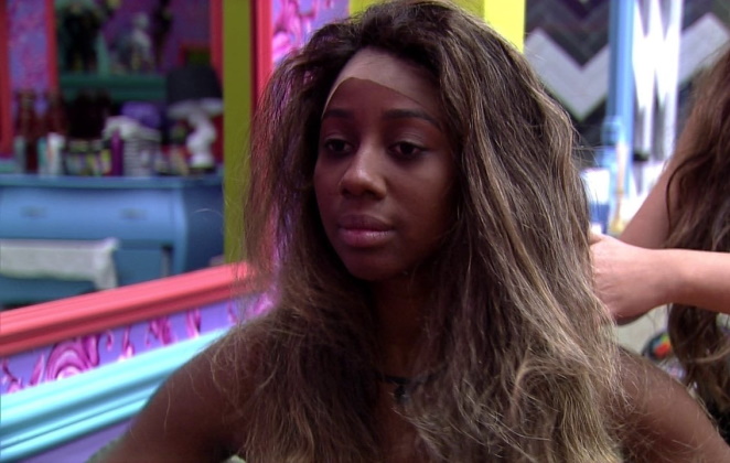 Camilla de Lucas colocando a lace