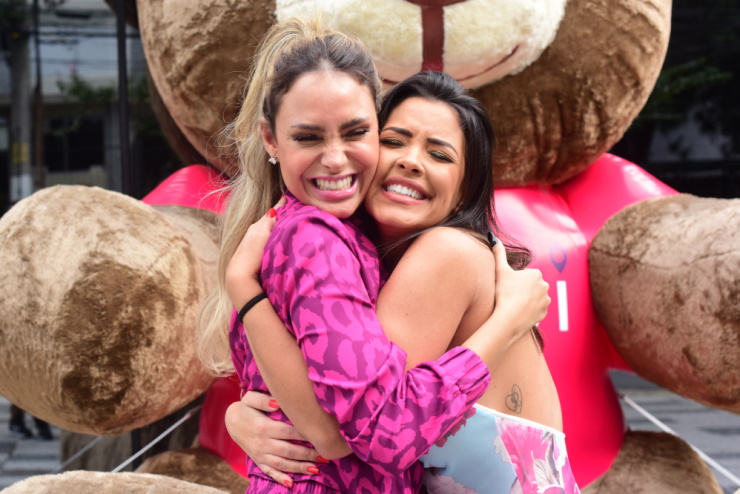 Sarah Andrade se diverte com Ivy Moraes