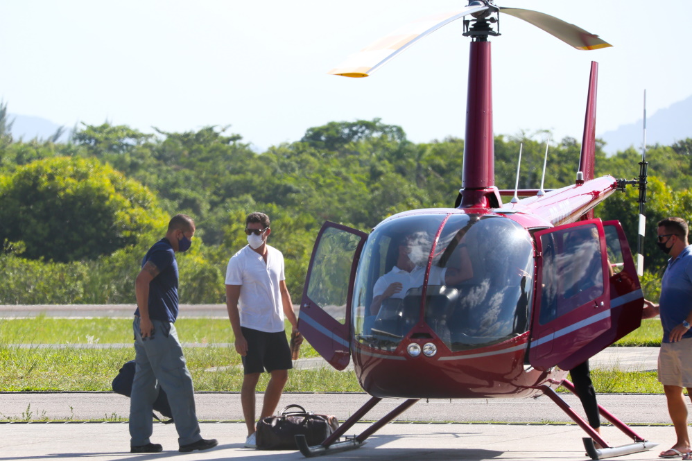 Cauã Reymond e Mariana Goldfarb se preparando para a viagem
