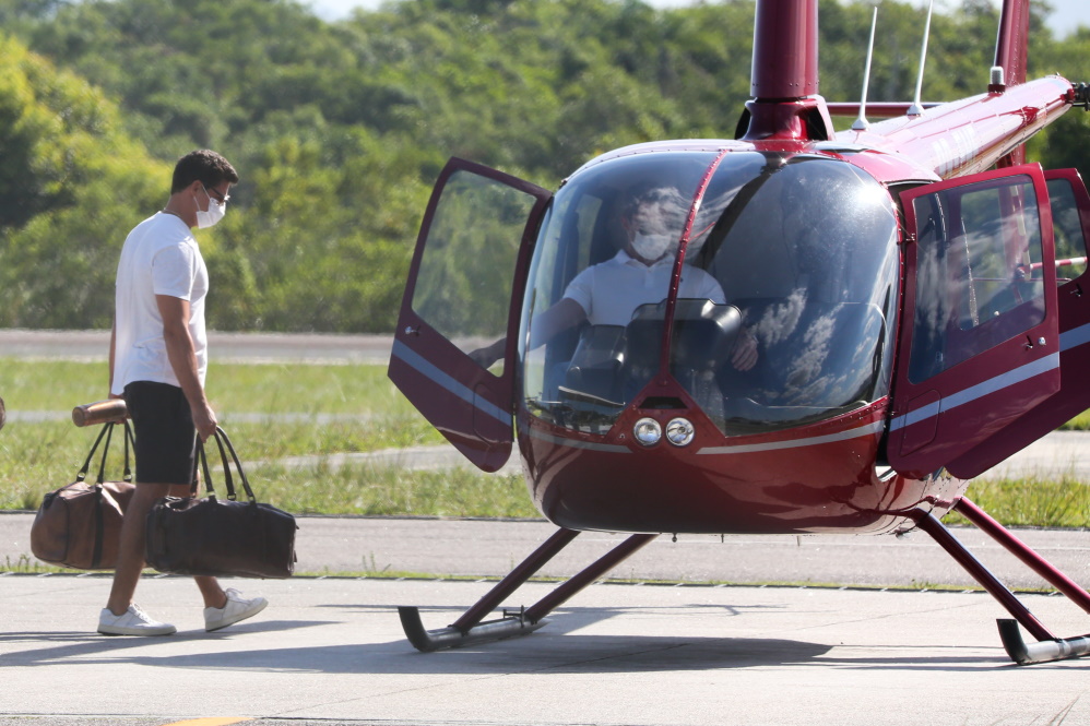 Cauã Reymond e Mariana Goldfarb alugaram um helicóptero
