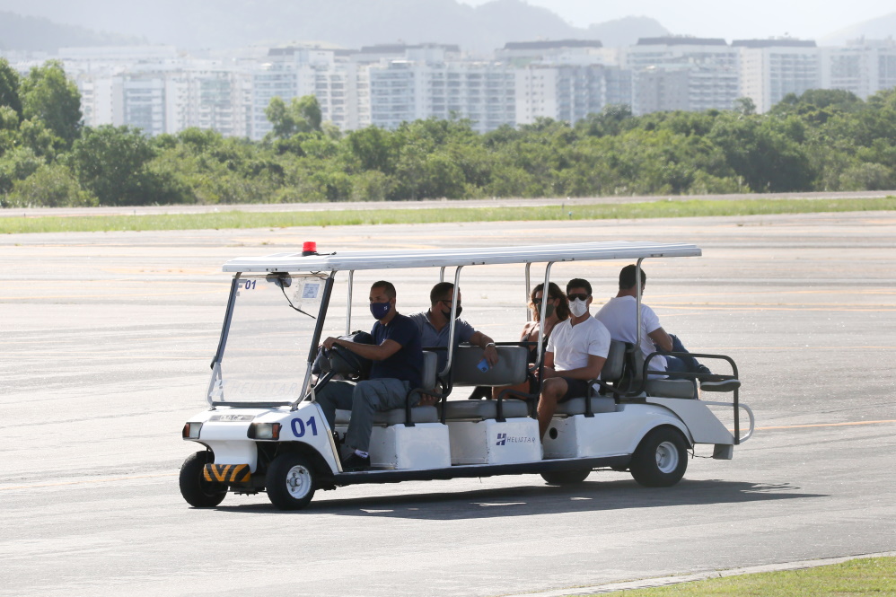 Cauã Reymond e Mariana Goldfarb chegando na pista