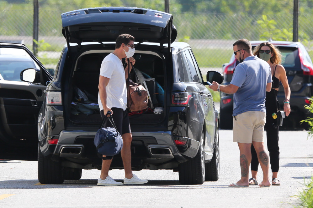 Cauã Reymond e Mariana Goldfarb no carro