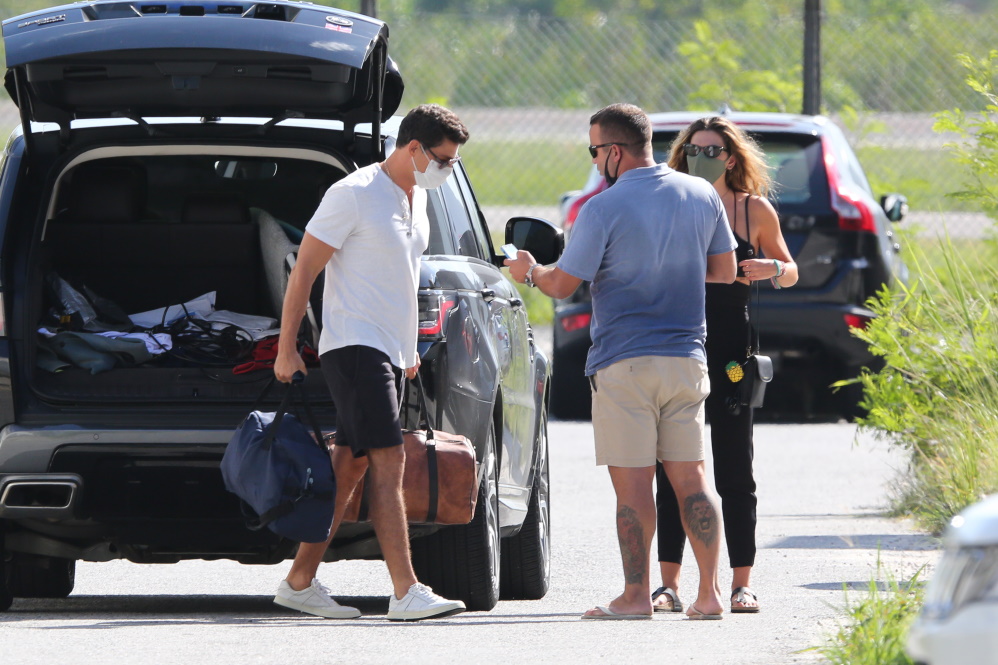 Cauã Reymond e Mariana Goldfarb estavam a caminho de Búzios