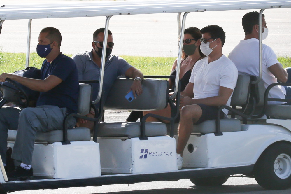 Cauã Reymond e Mariana Goldfarb foram viajar para Búzios