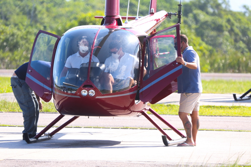 Cauã Reymond e Mariana Goldfarb alugaram um helicóptero