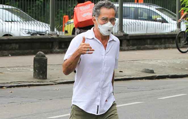 Chico Diaz chega para tomar sua dose de vacina contra a covid-19