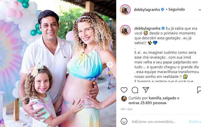 Debby e família comemorando a nova gestação