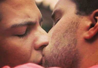 Félix e Niko protagonizaram o primeiro beijo gay da televisão