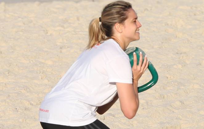 Fernanda Gentil treina na praia